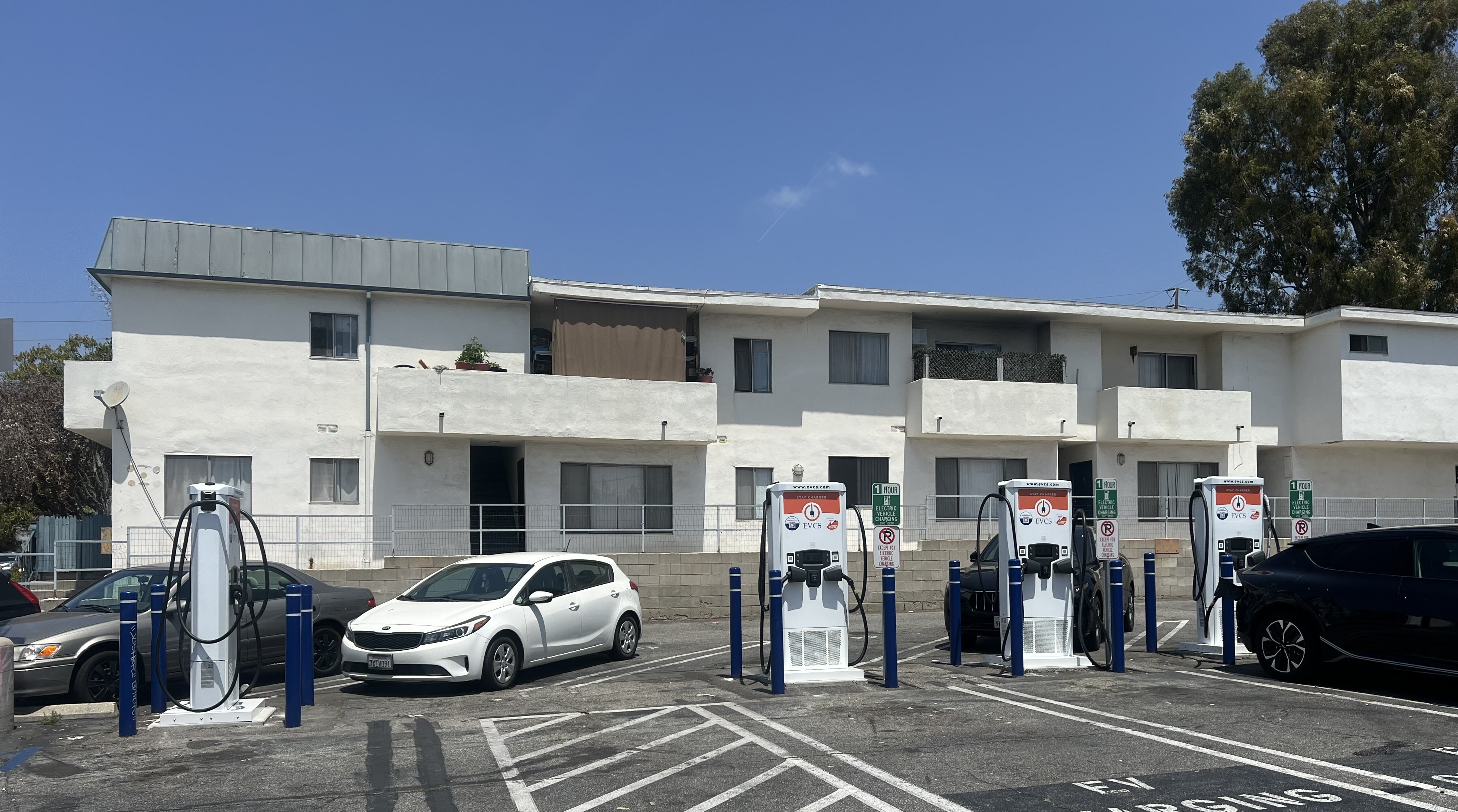 EV charging station at City of Los Angeles Lot 652
