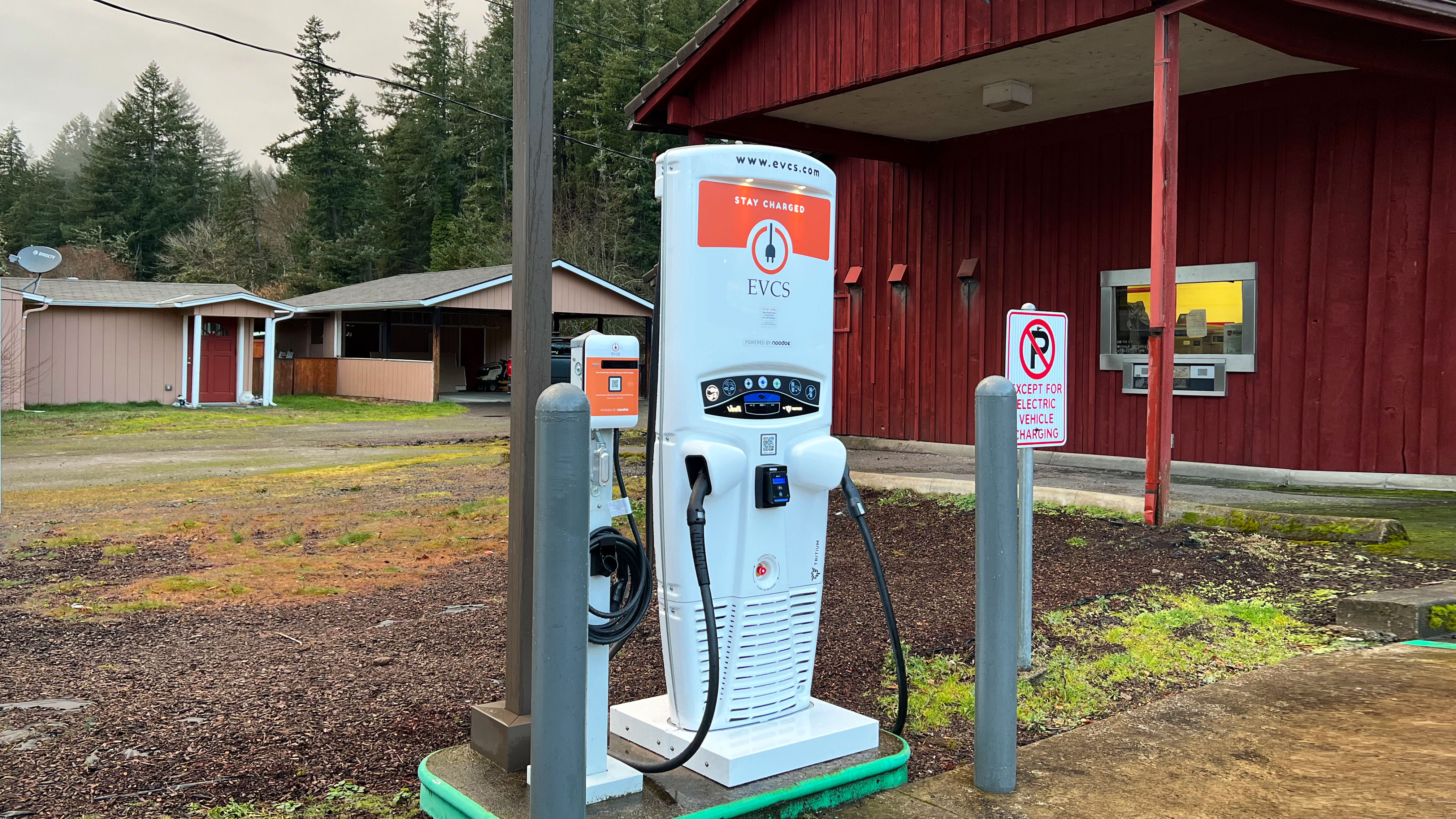 EV charging station at Santiam Blvd Charger - Mill City